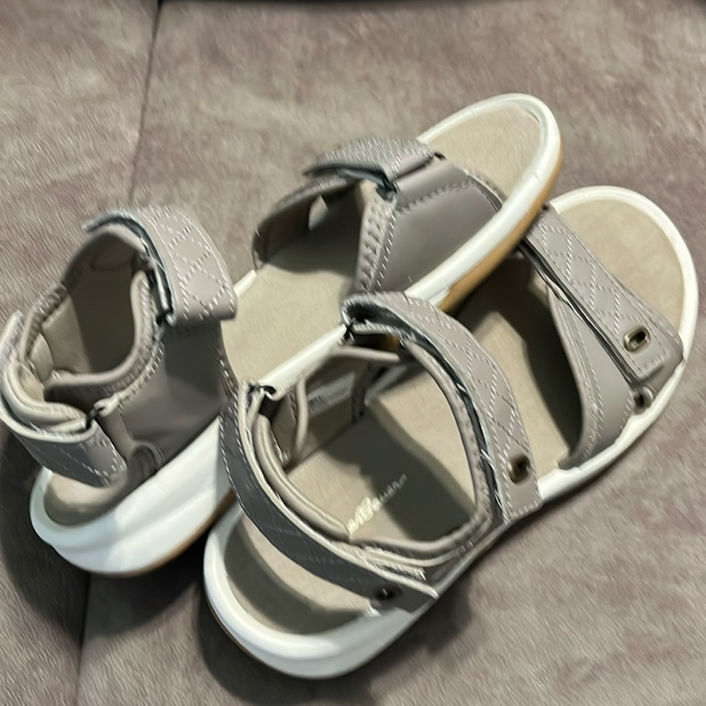 Eddie Bauer women’s tan sandals sz 7